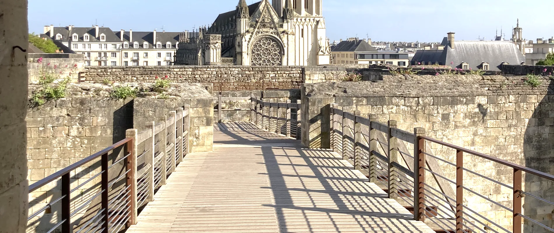 Vue de l'église Saint-Pierre depuis le château de Caen - Création site internet Caen