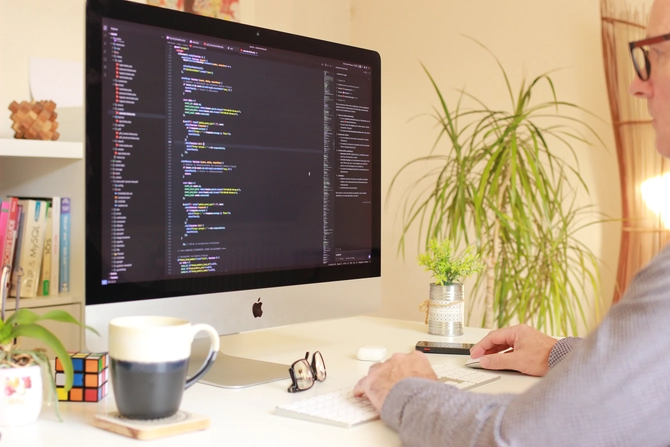 Olivier Leval, développeur web freelance dans son bureau à Caen