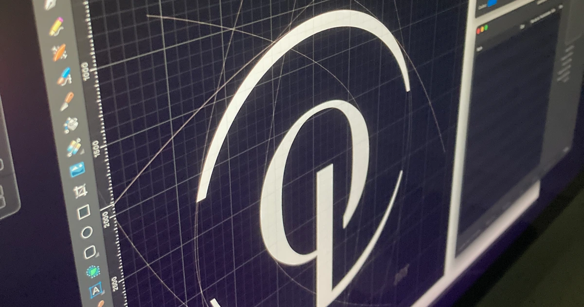 Création de logo sur Affinity Designer : écran de travail montrant le processus de design graphique avec grille de construction et outils de création à Caen